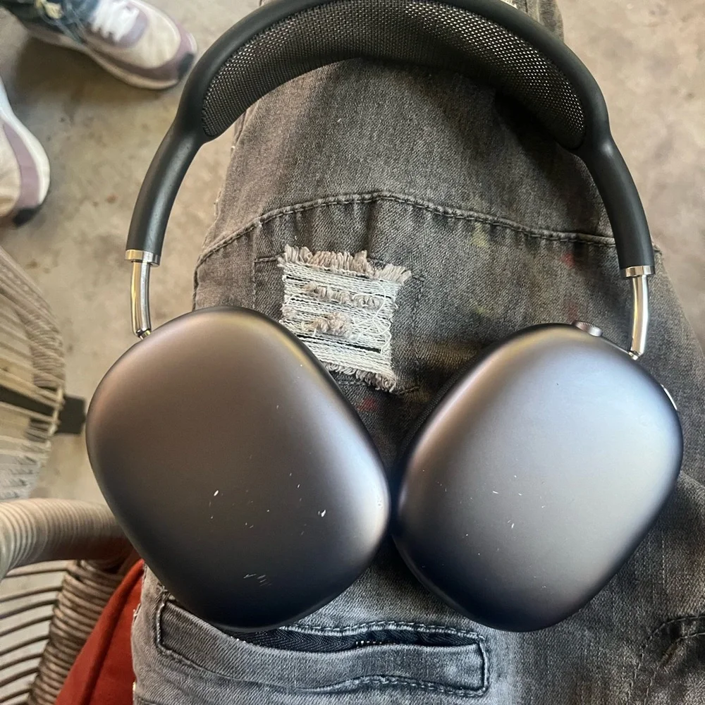 Apple AirPod pro maxes